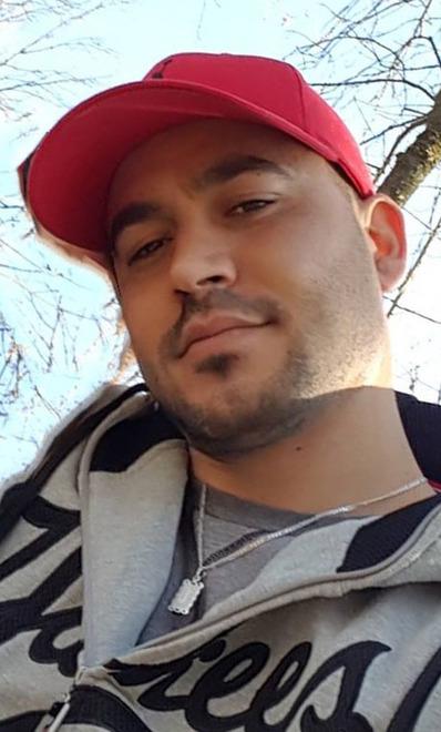 Castelnuovo, 36enne accoltellato e ucciso in strada. Fermati due fratelli