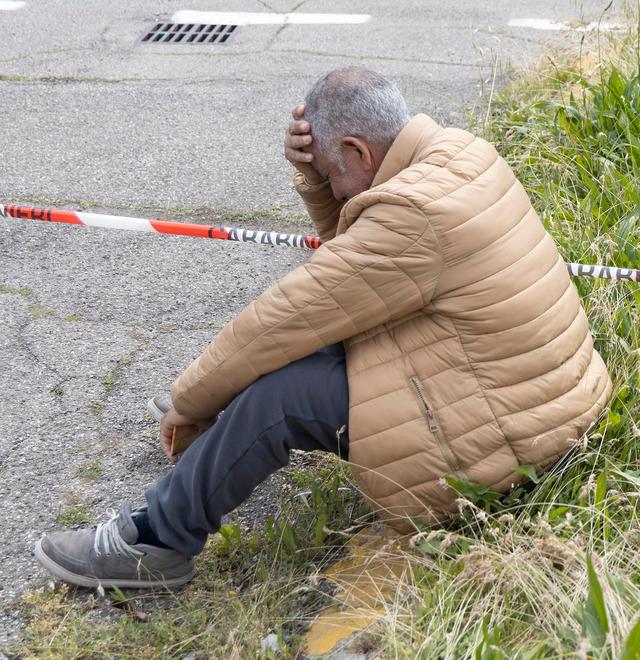 Castelnuovo, la disperazione del fratello: «Era un bravo ragazzo, perché me l’hanno ucciso?»<br type="_moz" />

