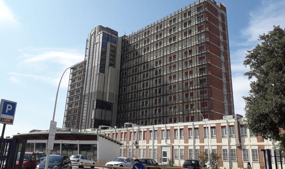Paradosso ospedali in Sardegna: a Sassari e Cagliari scoppiano, negli altri i reparti sono chiusi