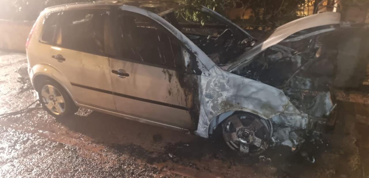 Arzachena, distrutti dalle fiamme un furgone e un’auto a Cannigione