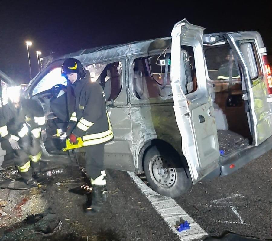 Ferrara, minivan va fuori strada in A13, cinque feriti
