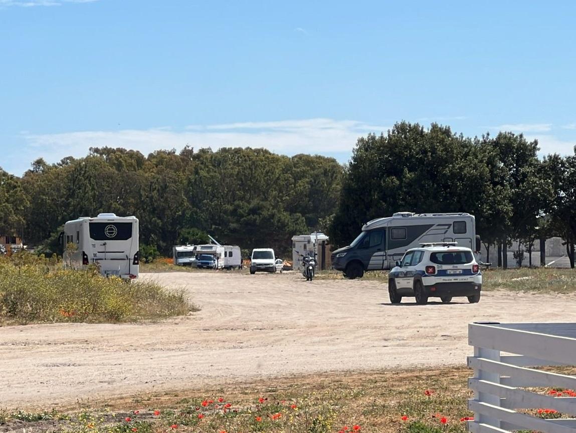 
	I camperisti e una vettura della Municipale

