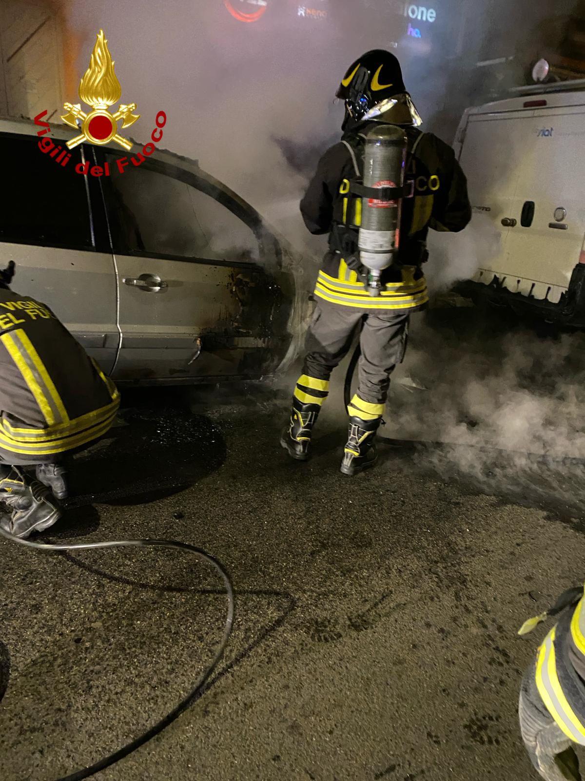 Due auto in fiamme nel cuore della notte a Siniscola