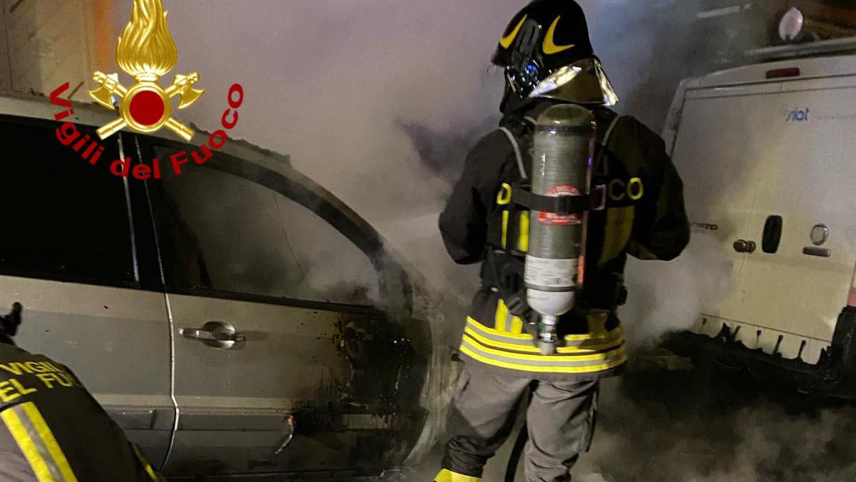 Due auto in fiamme nel cuore della notte a Siniscola