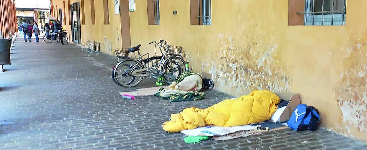 Ferrara, i portici casa dei senzatetto