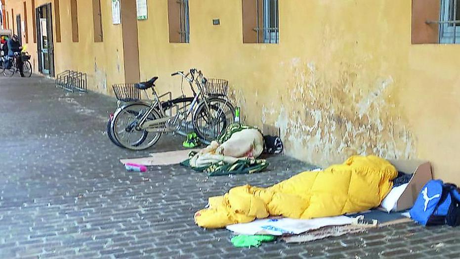 Ferrara, i portici casa dei senzatetto