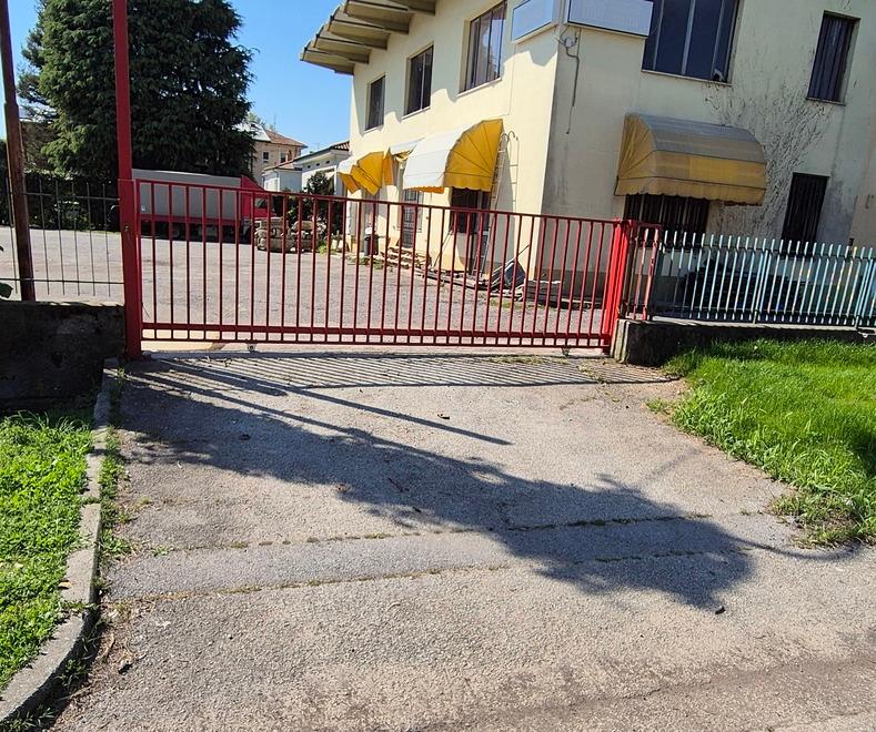 
	Il fossetto coperto dall'imprenditore

