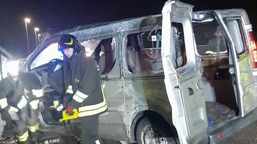 Minivan con a bordo otto persone di Ravarino fuori strada nella notte in A13, cinque feriti: due sono gravi