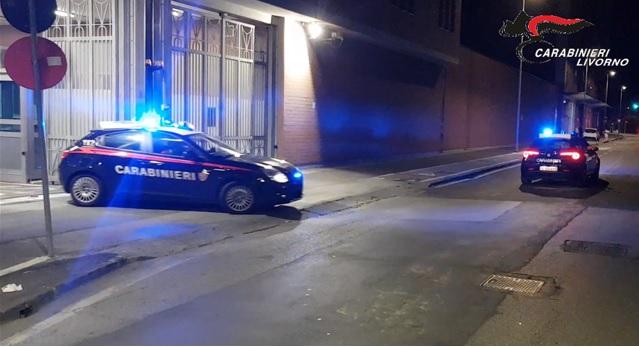 Livorno, furti sulle auto, nei negozi e all’interno di impianti sportivi: coppia arrestata. Ecco tutte le accuse
