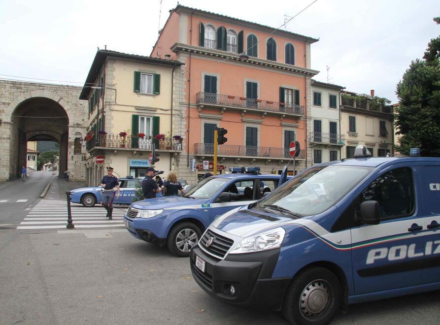 Mezzi della polizia in piazza Mercatale durante un’operazione di controllo: nella stessa piazza si è consumato un tentativo di violenza mercoledì pomeriggio (foto archivio)