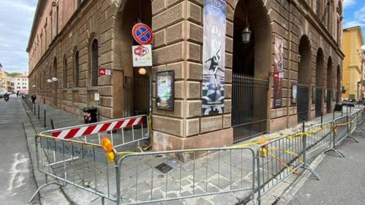 
	Il Teatro Verdi transennato dopo il crollo (Foto di Fabio Muzzi)

