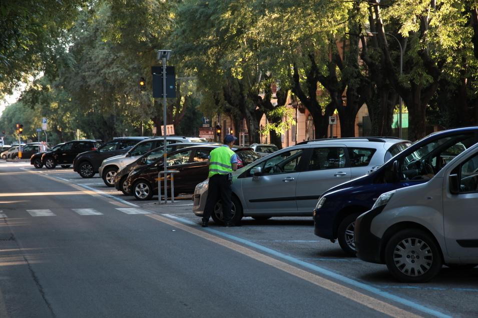 Modena, parcheggiare nelle strisce blu diventa più caro: aumento di 5 centesimi per effetto dell’inflazione