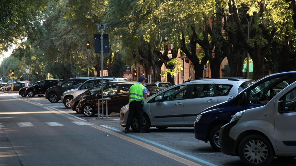 Modena, parcheggiare nelle strisce blu diventa più caro: aumento di 5 centesimi per effetto dell’inflazione