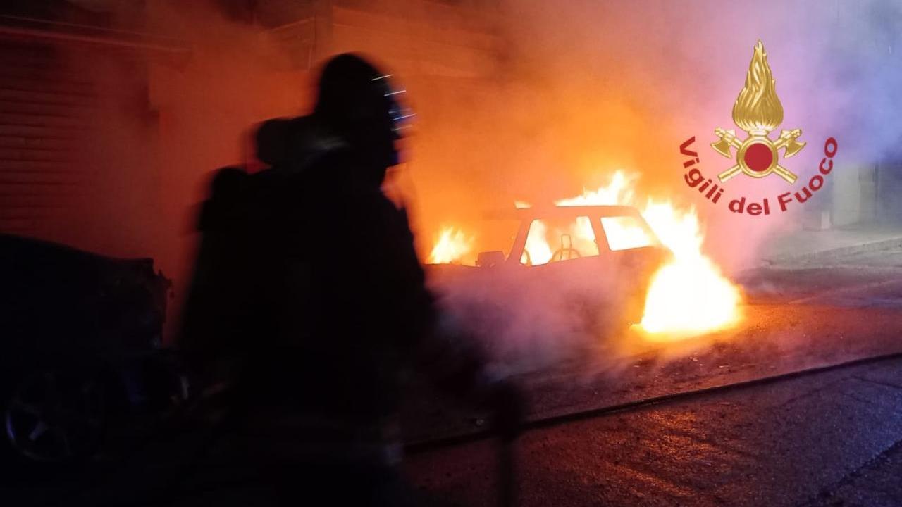 Paura a Portoscuso, quattro auto incendiate accanto alle case