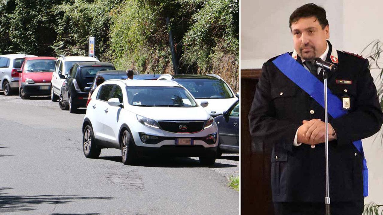 Le auto posteggiate a Guadine a bordo della strada e di fianco il comandante della polizia municipale Vitali