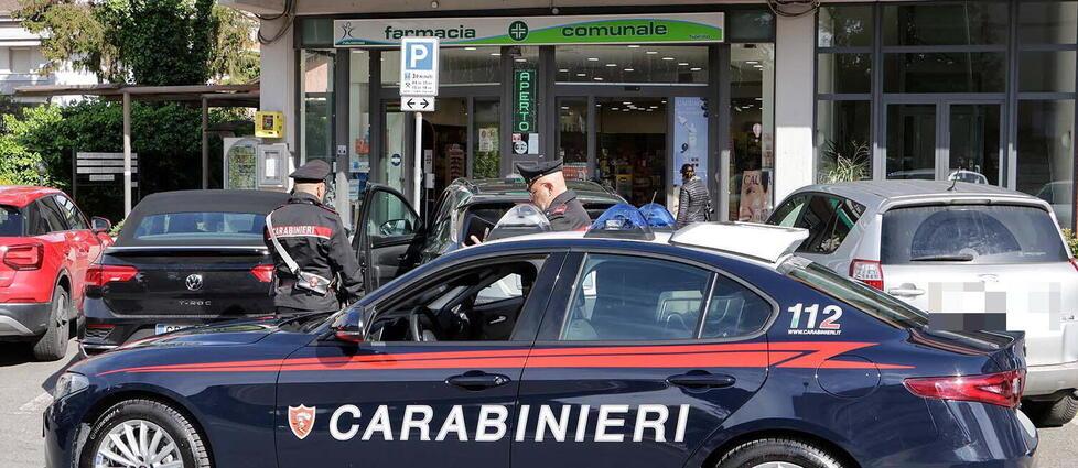 I carabinieri intervenuti alla farmacia di via Fiorillo a Marina di Carrara