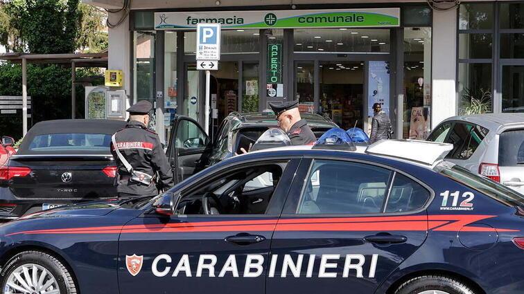I carabinieri intervenuti alla farmacia di via Fiorillo a Marina di Carrara
