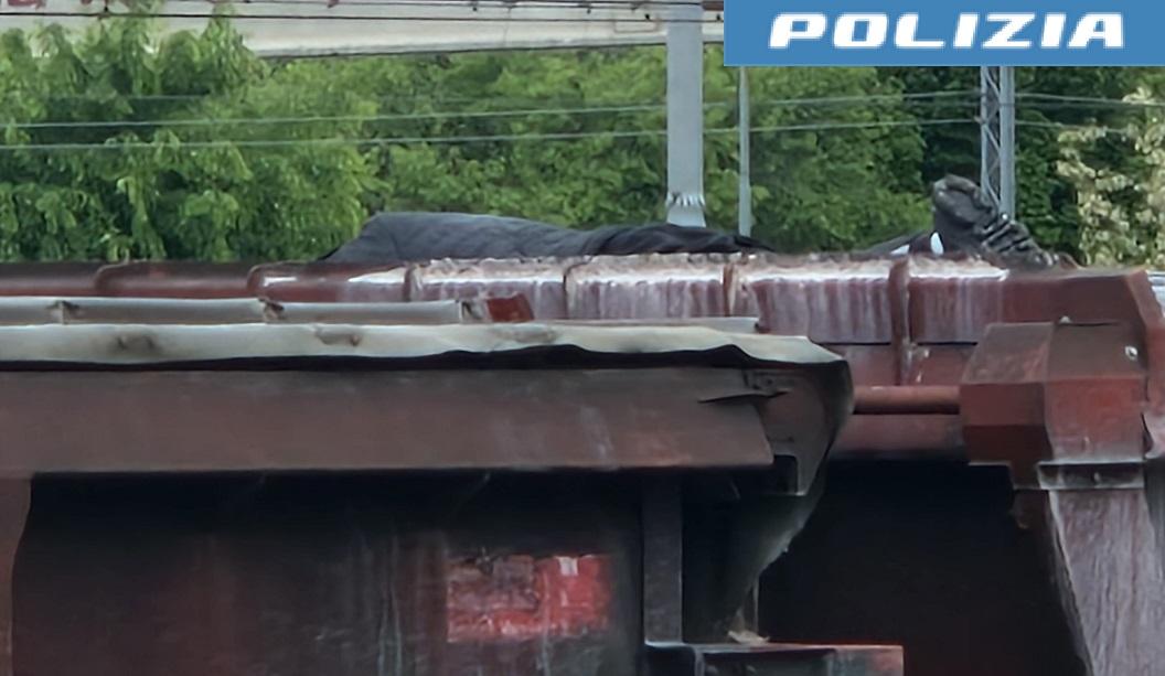 
	Il giovane steso sul tetto del vagone

