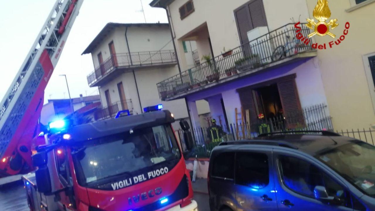 Prato, crolla il tetto di una palazzina: i vigili del fuoco chiudono l’edificio