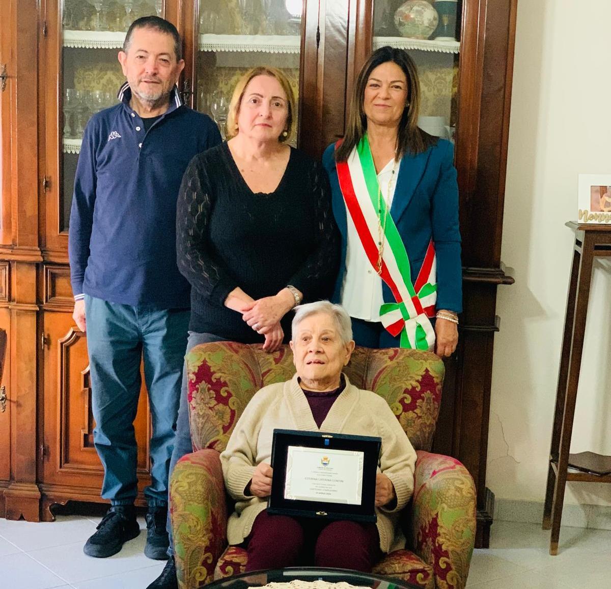 
	La festeggiata con la vicesindaca e i figli

