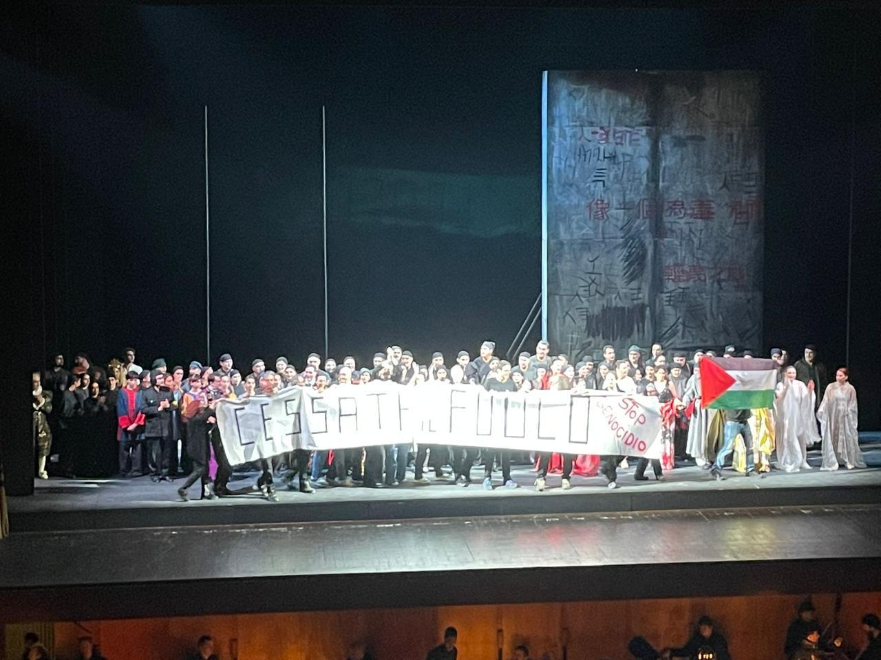 Livorno, striscione contro il genocidio sul palco del Goldoni alla fine di Turandot: «Fatto gravissimo»