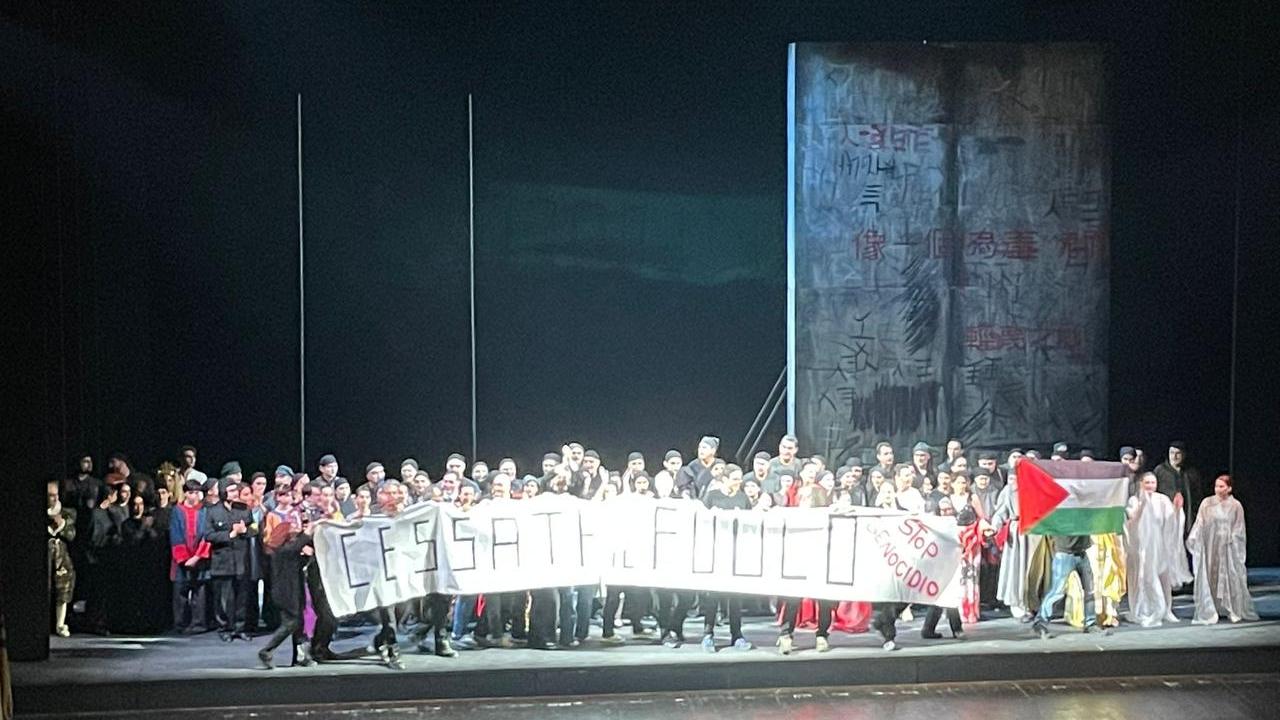 Livorno, striscione contro il genocidio sul palco del Goldoni alla fine di Turandot: «Fatto gravissimo»