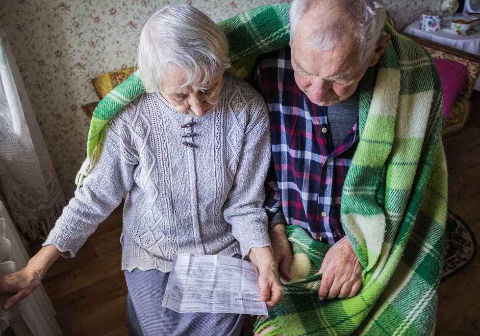 Due anziani alle prese con il caro bollette (foto d’archivio)