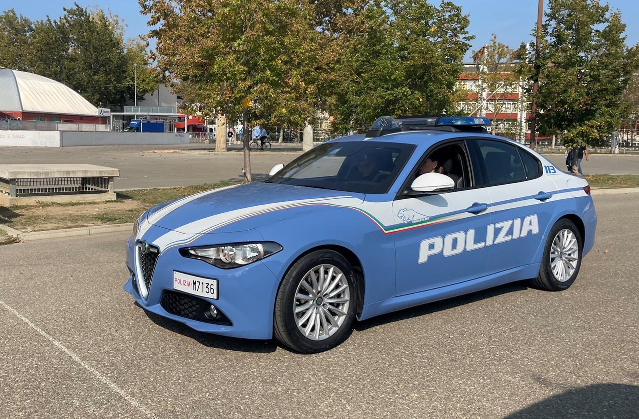 Modena, aggredisce una studentessa di 15 anni e la rapina dello zaino: arrestato