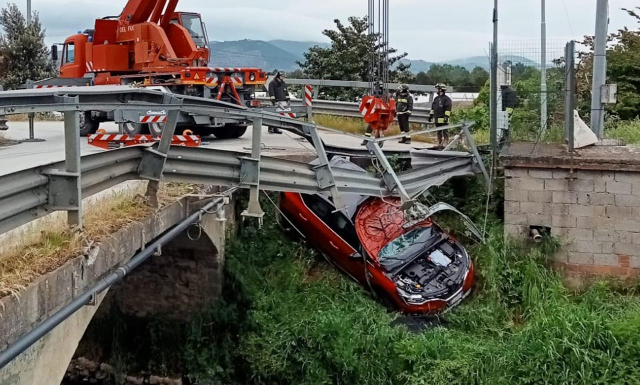 
	La macchina incastrata tra il guard rail e il fosso

