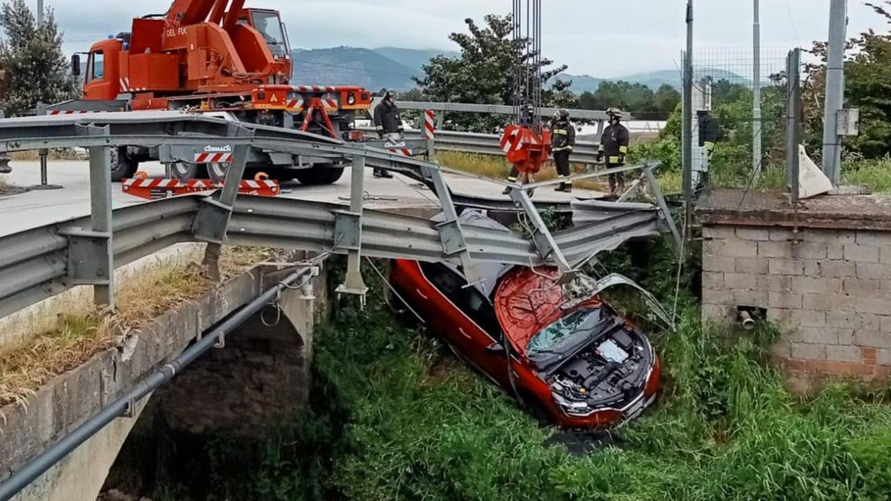 Ponte Buggianese, resta incastrato con la macchina tra il guard rail e il fiume: paura per un automobilista