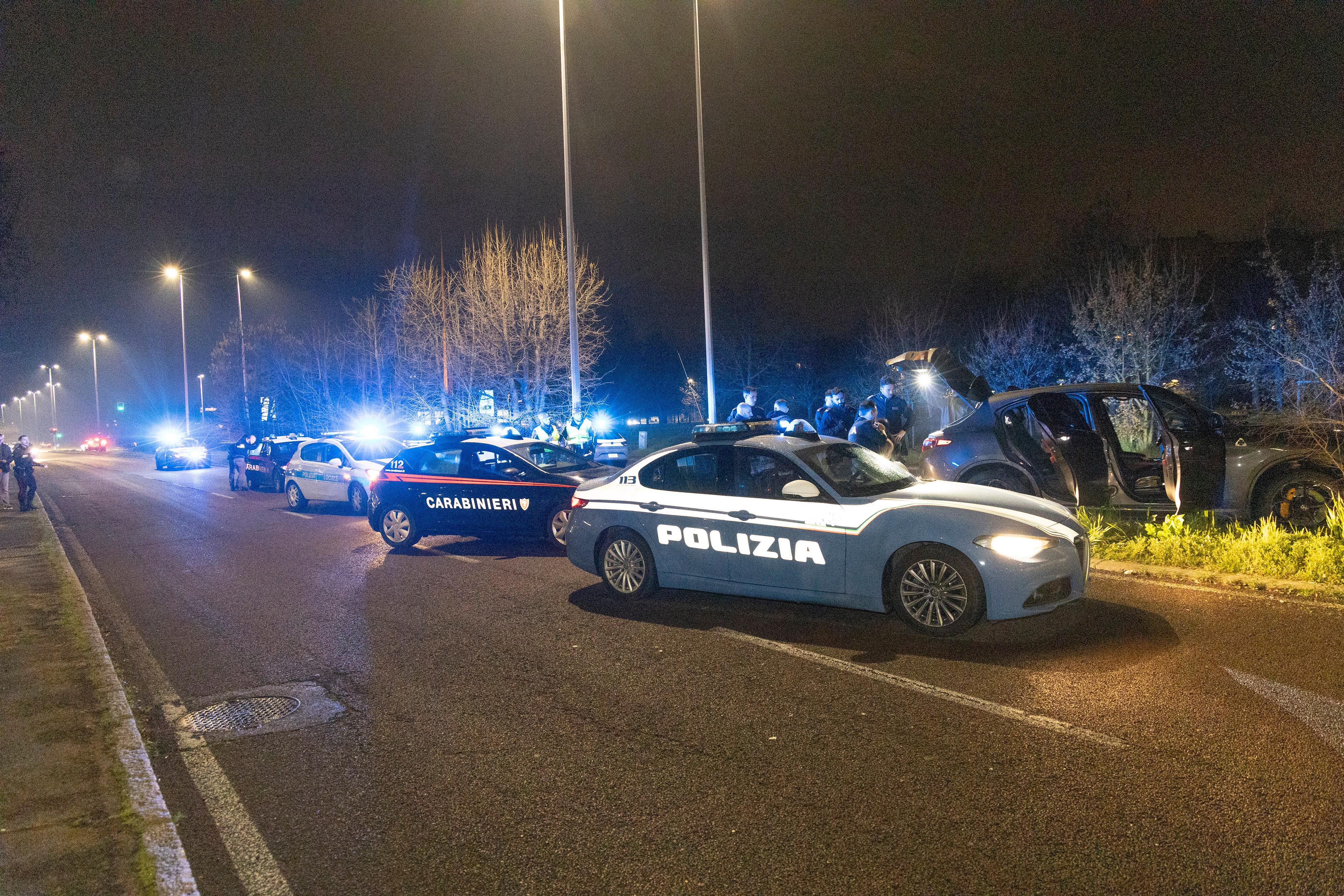 Un intervento congiunto di polizia e carabinieri (foto d'archivio)