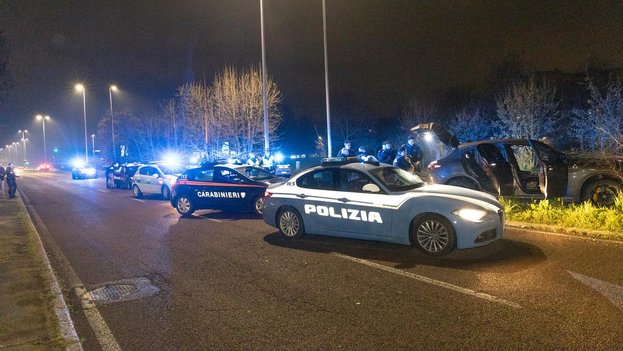 Un intervento congiunto di polizia e carabinieri (foto d'archivio)