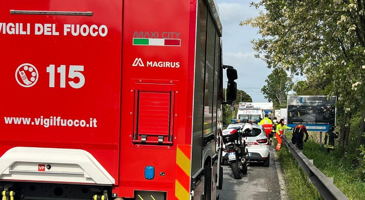 Vaga ubriaco sul ponte Genova e aggredisce i volontari della Svs