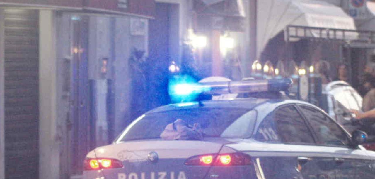 Una volante della polizia di Stato in Borgo Cappuccini (foto d'archivio)