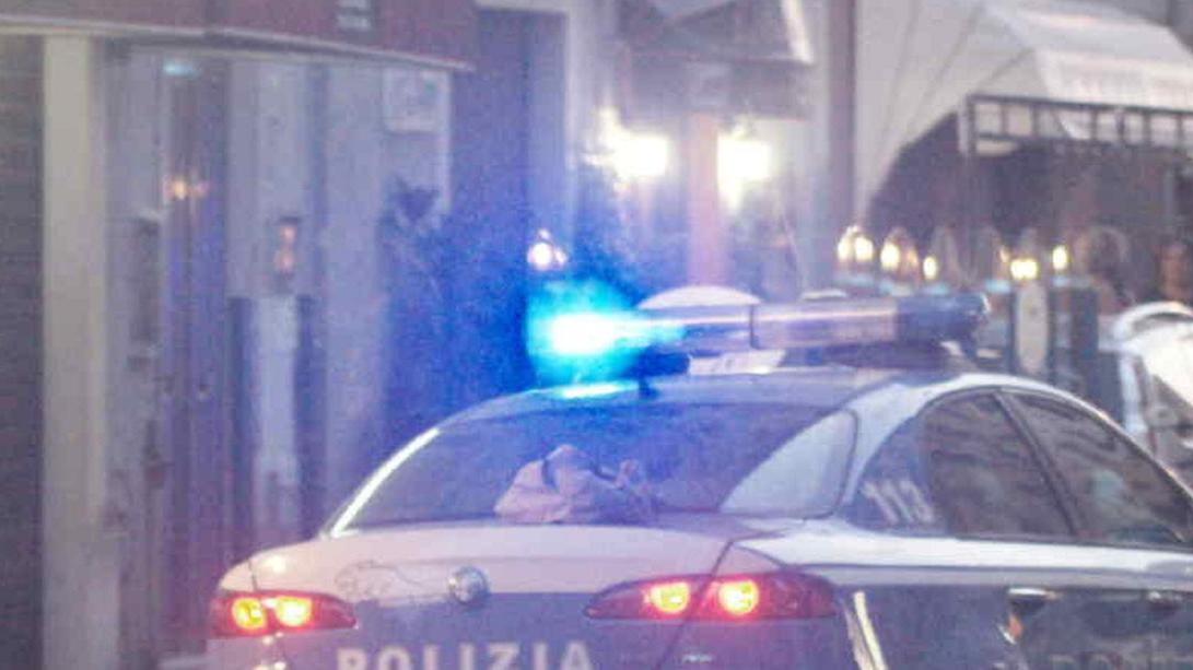 Una volante della polizia di Stato in Borgo Cappuccini (foto d'archivio)