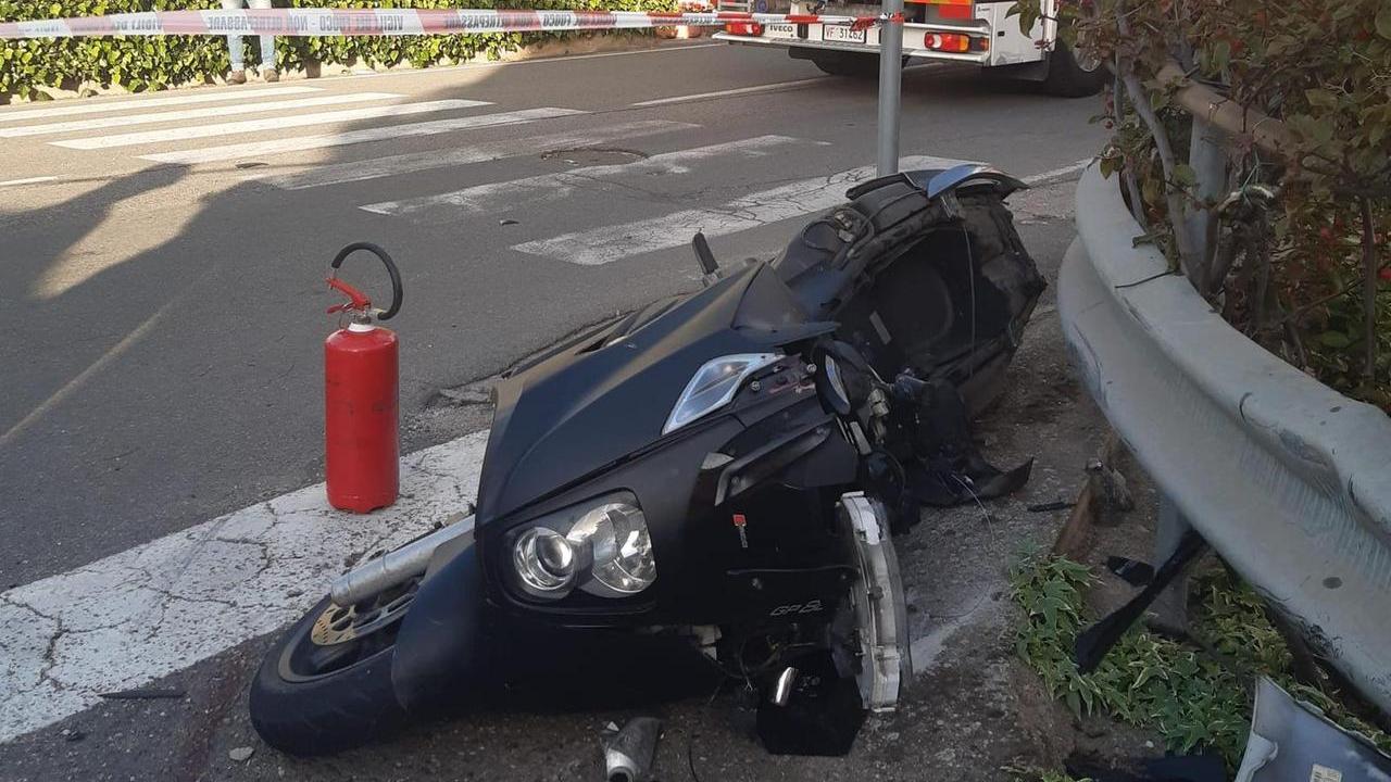 Con la moto contro un’auto, muore un ragazzo di 19 anni a Dorgali