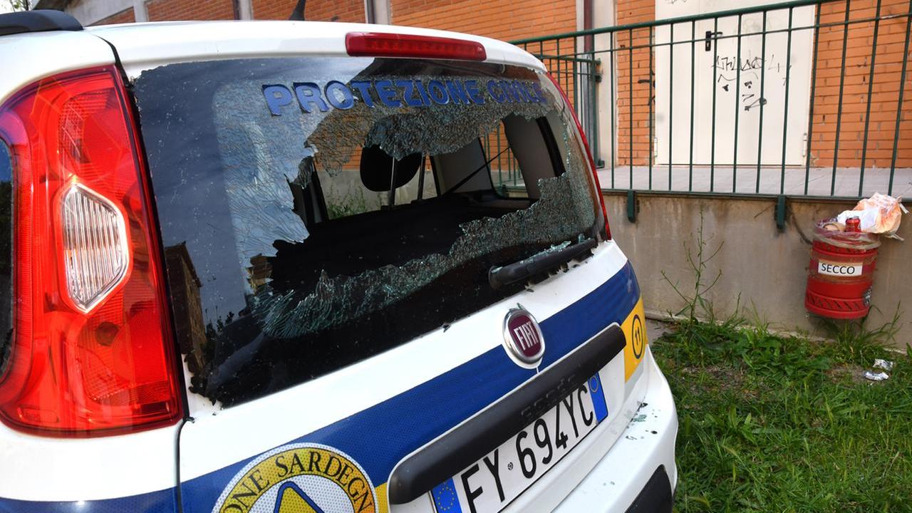 Vandali scatenati, danneggiate le auto della Protezione civile a Oristano