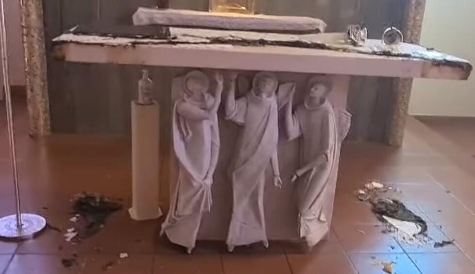 Carpi, vandalo tenta di rubare in chiesa poi appicca il fuoco sull’altare<br>
