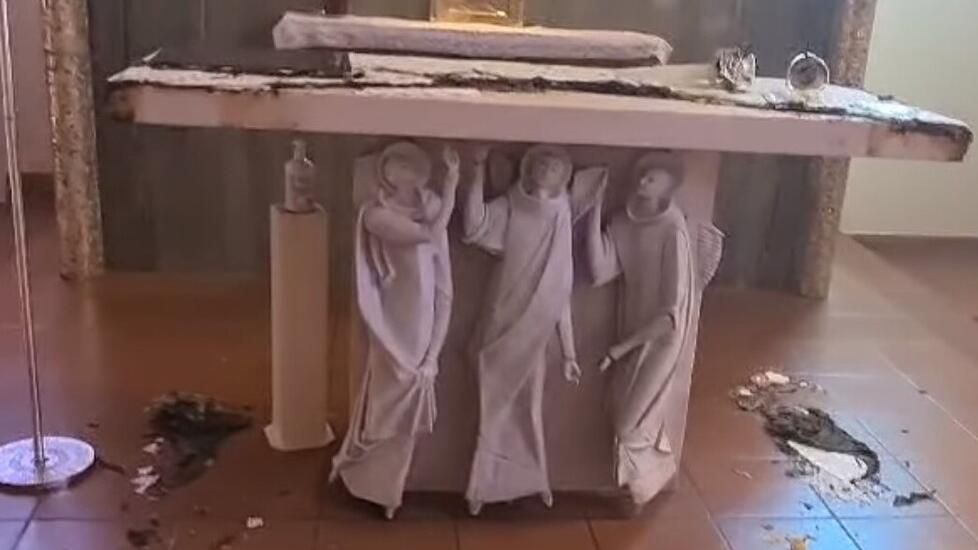 Carpi, vandalo tenta di rubare in chiesa poi appicca il fuoco sull’altare 