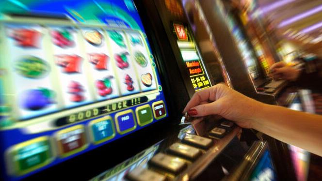 Gioco d'azzardo, dati choc a Follonica: il Comune premia chi toglie le slot machine. Cosa prevedono le nuove regole