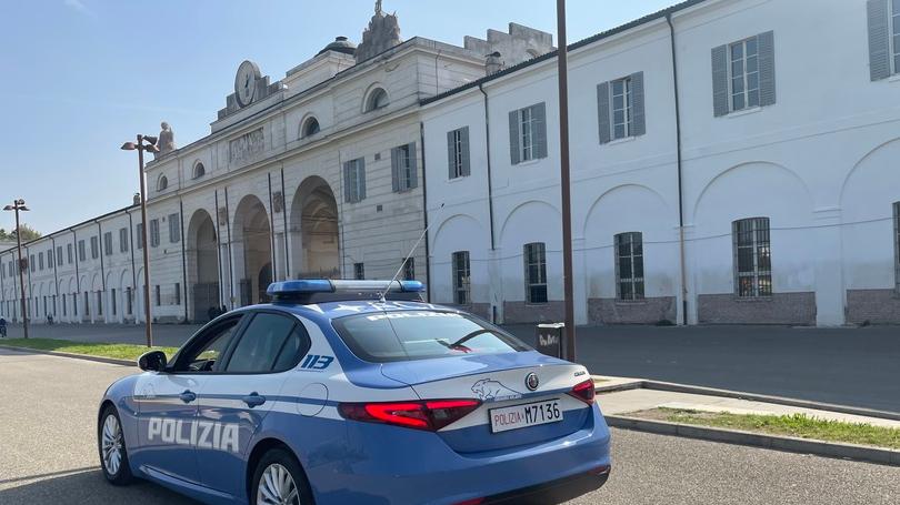 Modena, libero dopo l’aggressione strappa lo zaino a una 15enne 
