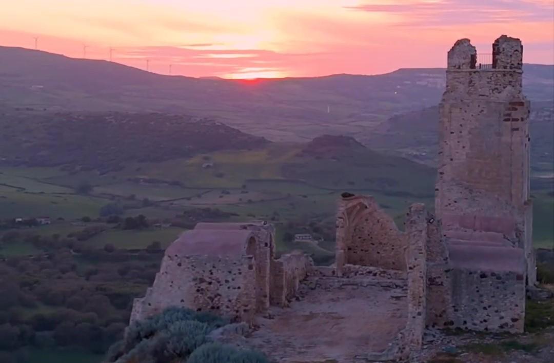 Le spettacolari immagini del castello dei Doria di Chiaramonti riprese dal drone al tramonto