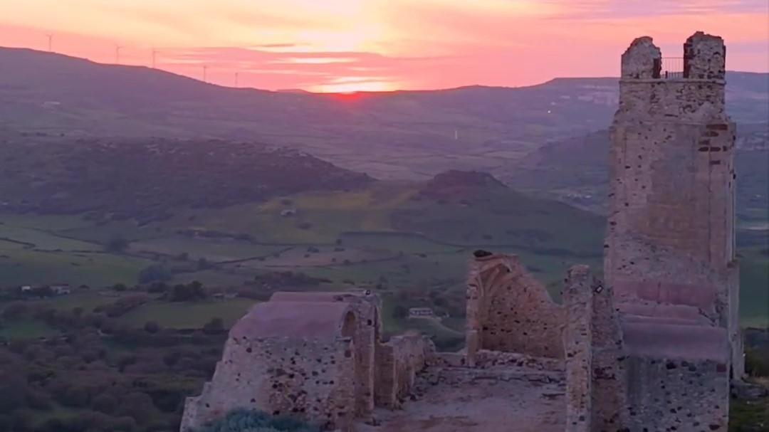 Le spettacolari immagini del castello dei Doria di Chiaramonti riprese dal drone al tramonto