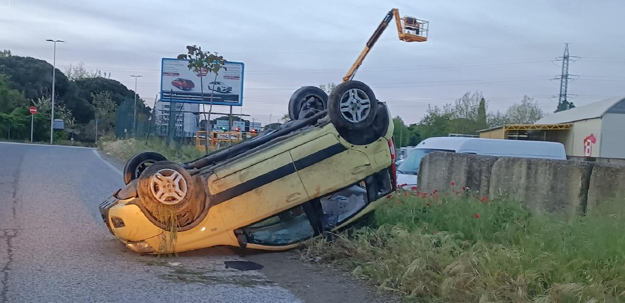 
	L'auto ribaltata in via Firenze

