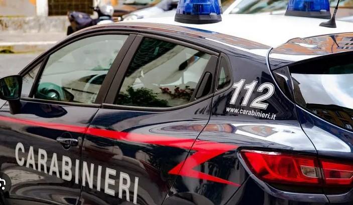 Prato, prende a martellate in testa il rivale in amore: arrestato per tentato omicidio
