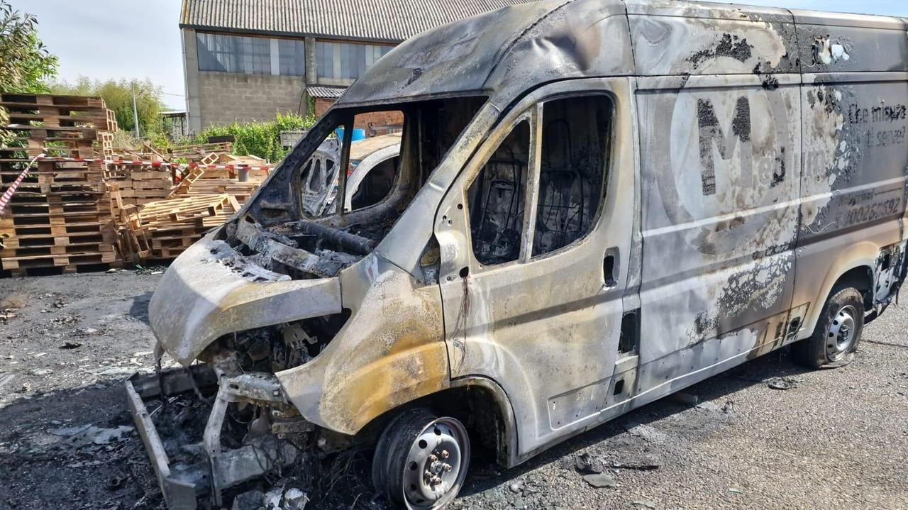 Altopascio, grosso incendio distrugge mezzi e magazzino di un’azienda