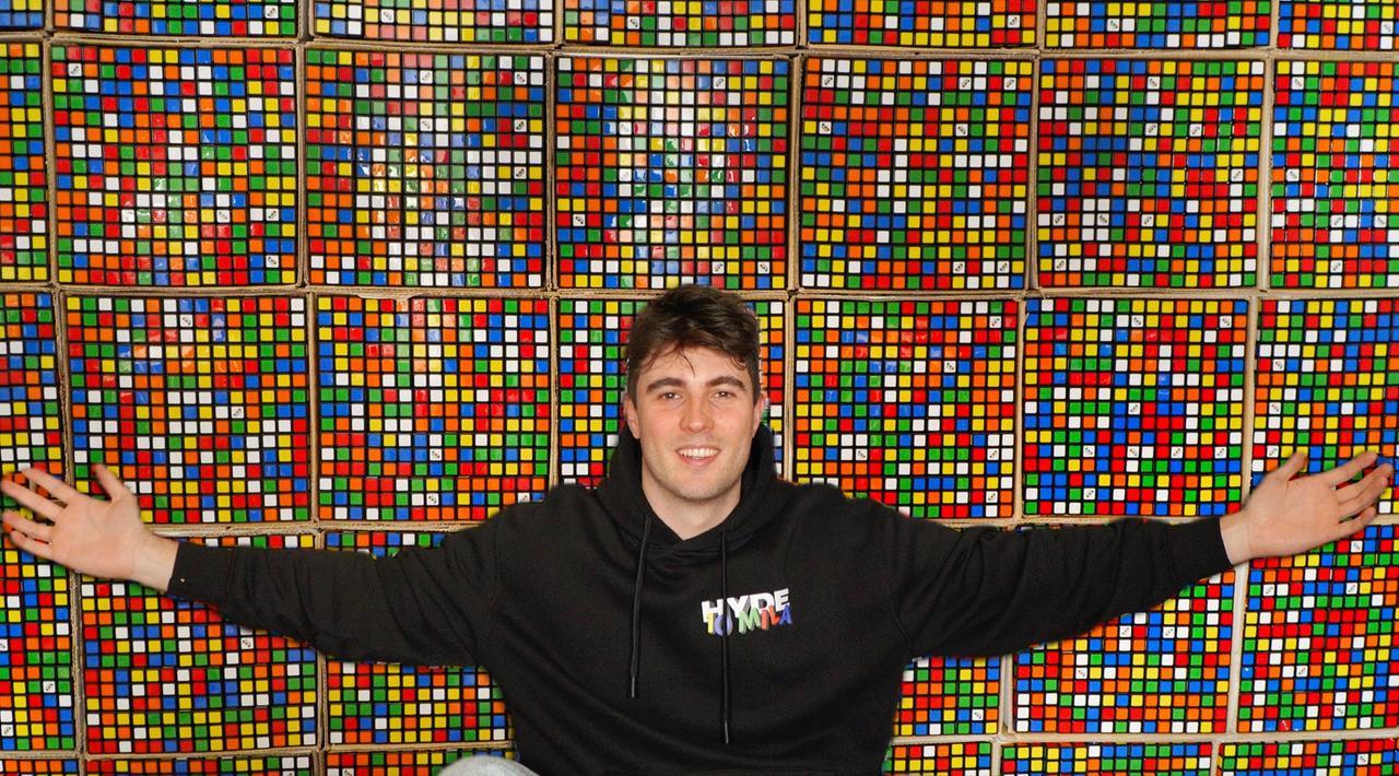 Ferrara, l’impresa di Hyde: risolti 10mila cubi di Rubik in 20 giorni