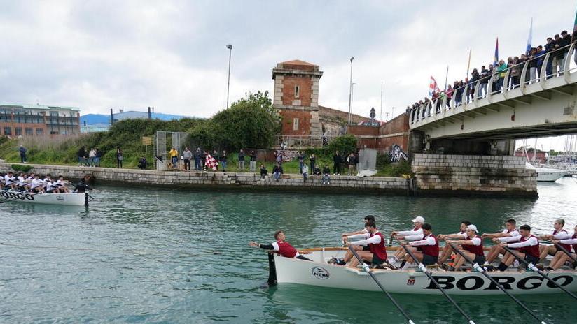 Il derby dei gozzi tra Livorno e Pisa è del Borgo Cappuccini: l’armo pisano rompe la barca<br type="_moz" />