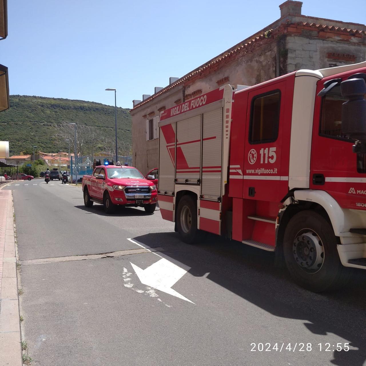 
	I vigili del fuoco davanti alla casa in cui si &egrave; sviluppato l'incendio accidentale

