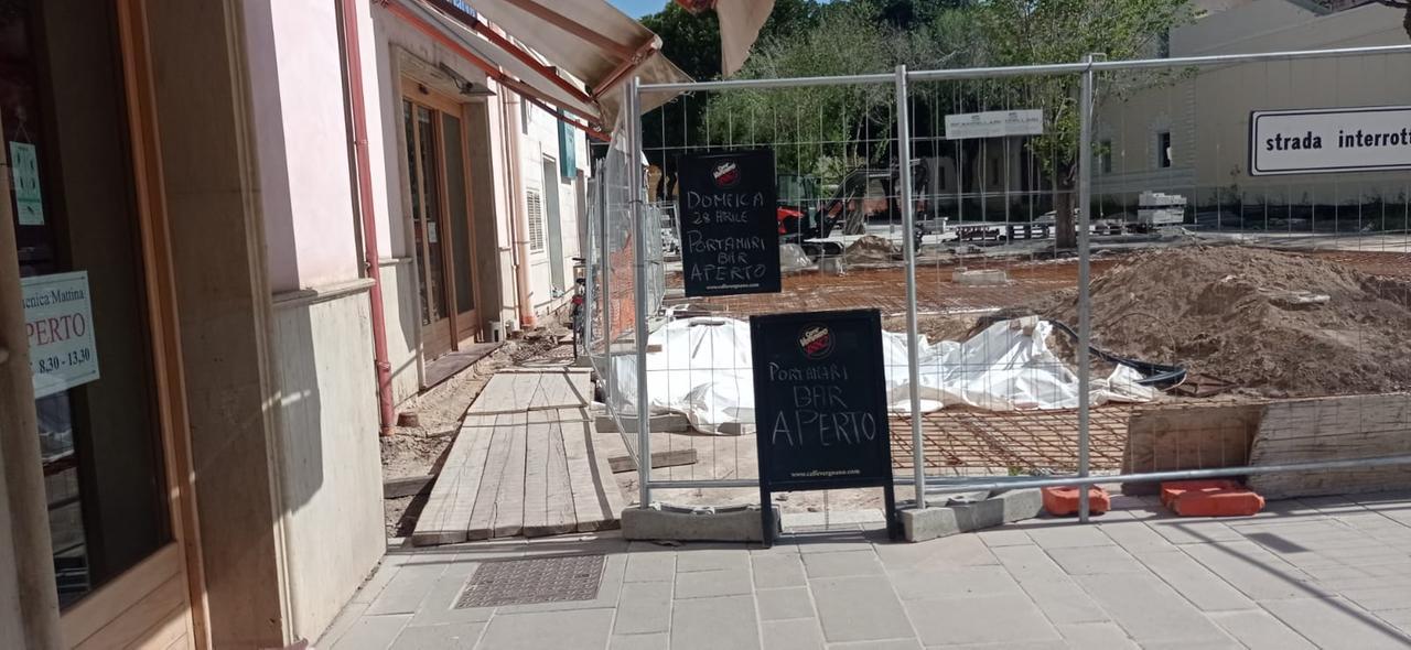 
	Lo spazio ristretto e accidentato per arrivare al bar di piazza Manno

